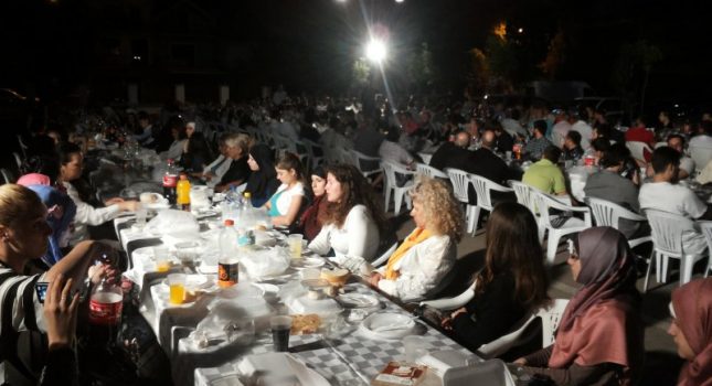 Organizovan veliki iftar na otvorenom u Tuzima (Podgorica)
