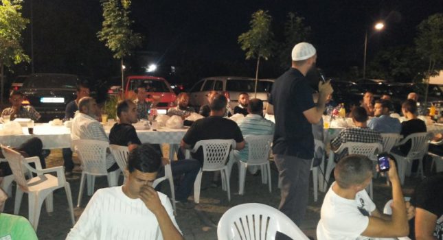 Organizovan veliki iftar na otvorenom u Tuzima (Podgorica)