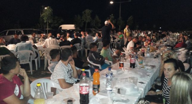 Organizovan veliki iftar na otvorenom u Tuzima (Podgorica)