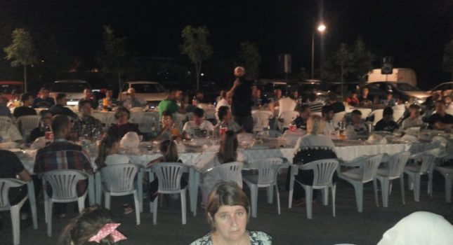 Organizovan veliki iftar na otvorenom u Tuzima (Podgorica)