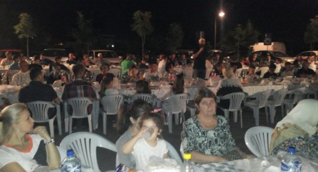 Organizovan veliki iftar na otvorenom u Tuzima (Podgorica)