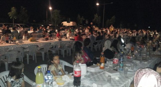 Organizovan veliki iftar na otvorenom u Tuzima (Podgorica)