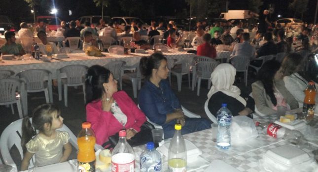 Organizovan veliki iftar na otvorenom u Tuzima (Podgorica)
