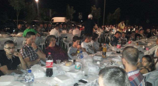 Organizovan veliki iftar na otvorenom u Tuzima (Podgorica)