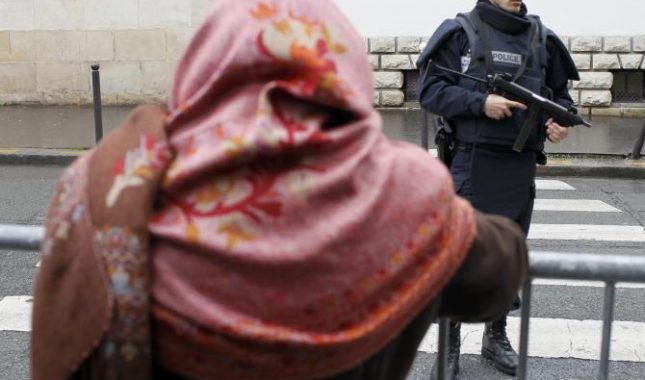 Francuska policija brutalno pretukla muslimanku i njenog sina (VIDEO)