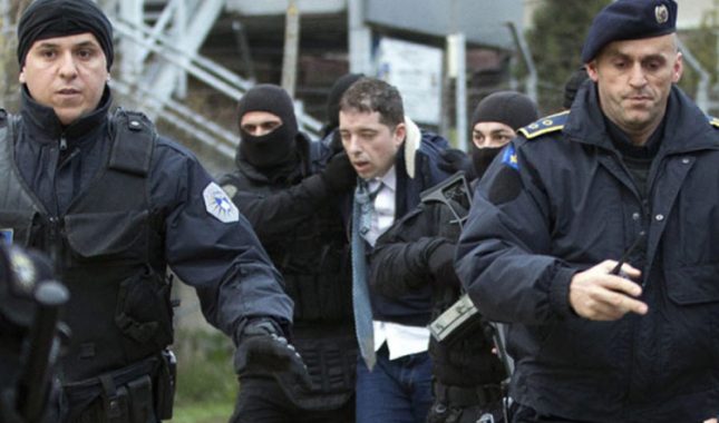 Video dana: Kosovska policija privodi Vučićevog direktora kao najgoreg kriminalca