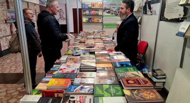 Dominantan štand Islamskog kulturnog centra Podgorica na sajmu knjiga u Nikšiću (200 fotografija)