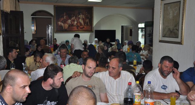IKC Podgorica upriličio veliku iftarsku sofru, predavanje prof.Elvedina Pezića i podjeli islamskih knjiga