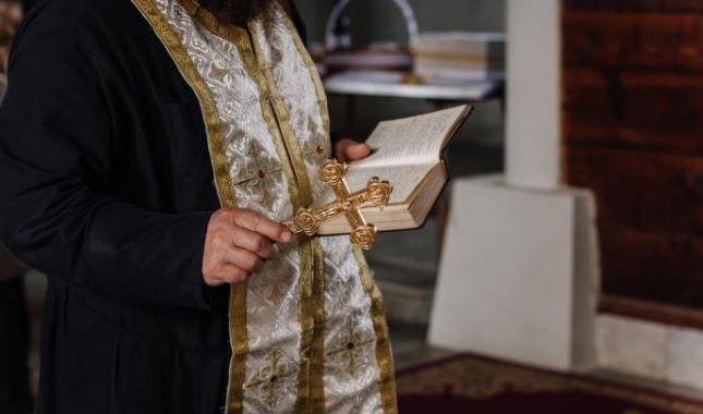 NESVAKIDAŠNJI SKANDAL POTRESA GRČKU: Sveštenici proneverili 3 miliona evra iz crkve, ulagali u noćne klubove, poslednja transakcija pre SAMO NEKOLIKO DANA