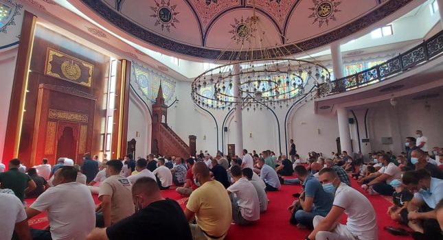 IKC Podgorica donirao 200 knjiga vjernicima nakon Džume namaza u IKC Bar
