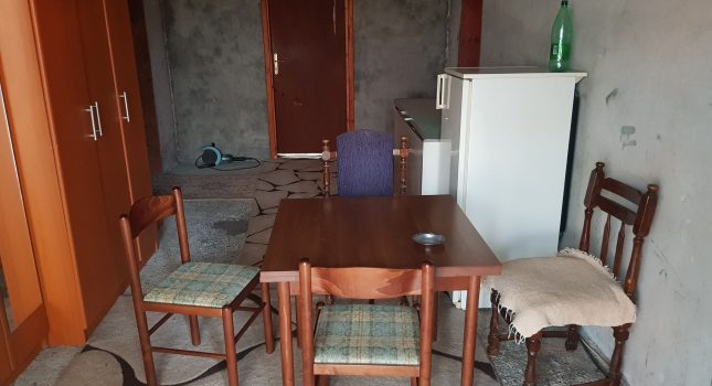 Kuhinja, namještaj i frižider za devetočlanu porodicu iz sela Vladne IKC PODGORICA