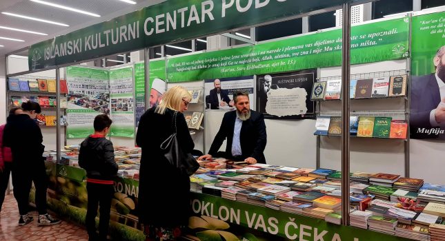 Dominantan štand Islamskog kulturnog centra Podgorica na sajmu knjiga u Nikšiću (200 fotografija)