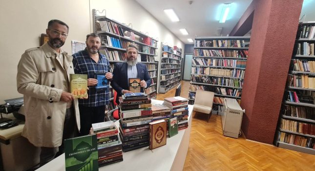 IKC PODGORICA DONIRAO PREKO 100 ISLAMSKIH KNJIGA CENTRALNOJ BIBLIOTECI U TIVTU