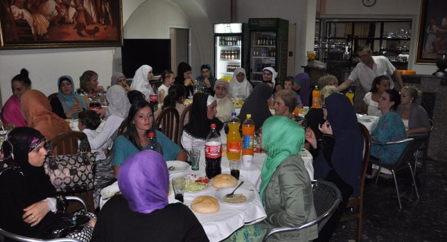 IKC Podgorica upriličio veliku iftarsku sofru, predavanje prof.Elvedina Pezića i podjeli islamskih knjiga