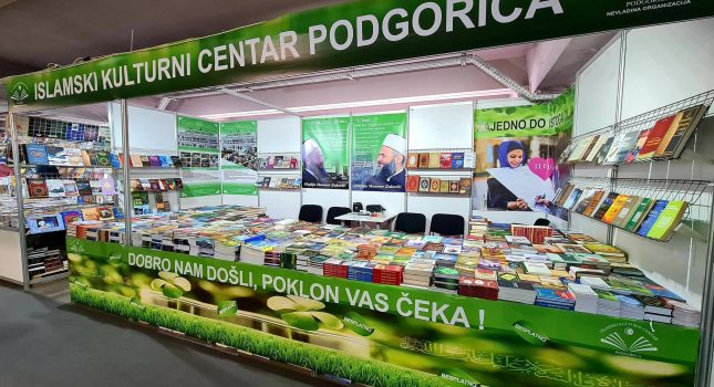 ISLAMSKI KULTURNI CENTAR POKLANJA KURANE I NAJLJEPŠE ISLAMSKE KNJIGE SVIM POSJETIOCIMA MEĐUNARODNOG SAJMA KNJIGA U ULCINJU