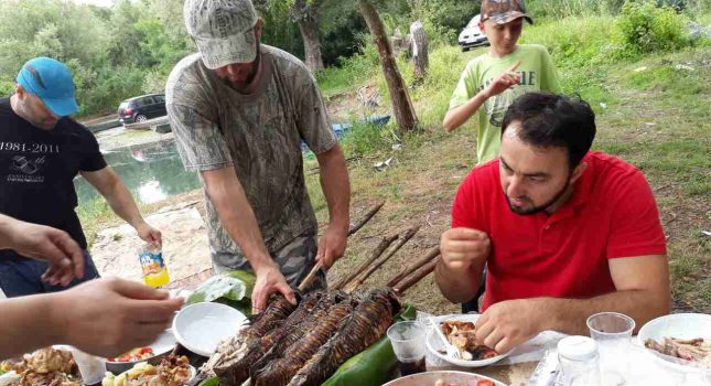 Vranjski džemat organizovao druženje uz bogatu sofru na obali skadarskog jezera