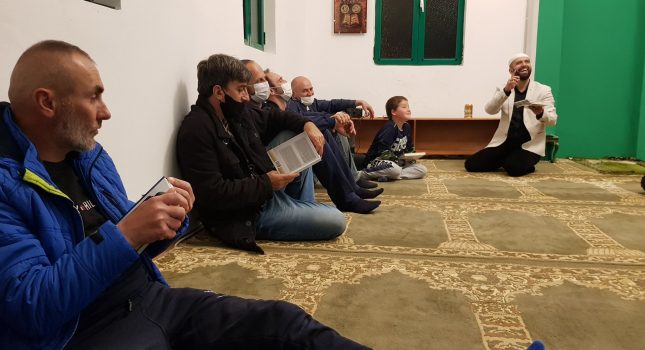 Islamski kviz-poklon knjige nakon teravih namaza u džamiji Vranj