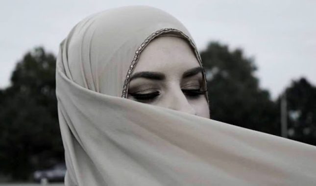 Sa namazom i hidžabom u kući roditelja nemuslimana