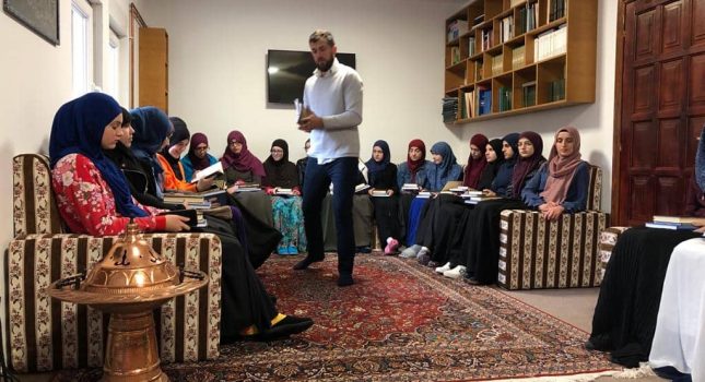 IKC Podgorica donirao Kur`ane, islamske knjige i razne islamske flajere ženskoj medresi u Rožajama
