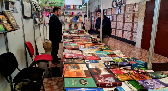 Dominantan štand Islamskog kulturnog centra Podgorica na sajmu knjiga u Nikšiću (200 fotografija)
