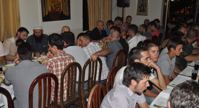 IKC Podgorica upriličio veliku iftarsku sofru, predavanje prof.Elvedina Pezića i podjeli islamskih knjiga