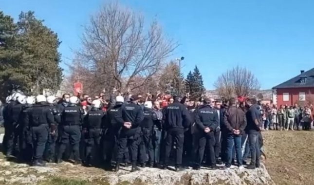 Haos na Cetinju: Krivokapiću i ministrima demonstranti vikali “izdajice”, “posrbice”, “četnici”… (VIDEO)