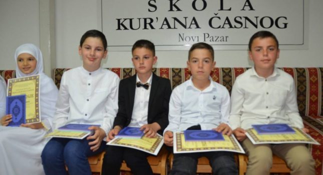 Poklon Kur`ani u boji najmlađim polaznicima Škole Kurana Časnog iz Novoga pazara
