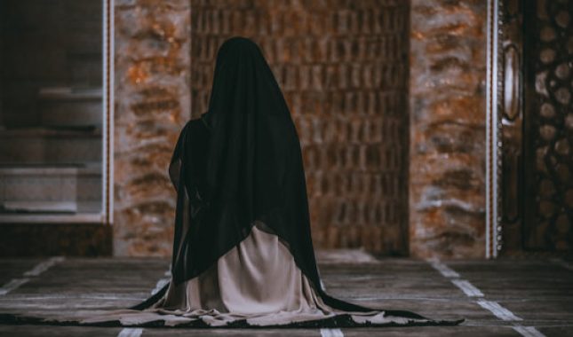 Prešla na islam i počela klanjati