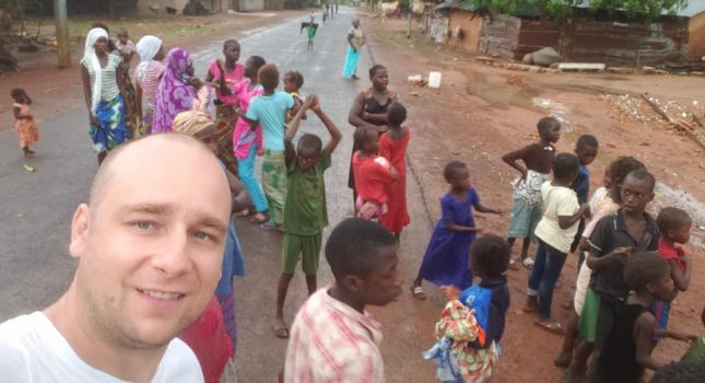 NAKON POVRATKA IZ AFRIKE: Zeničanin Anel Okić sa prijateljima pomaže šest afričkih porodica (VIDEO+FOTO)