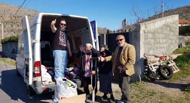 Porodicama u potrebi podijeljena nova i polovna garderoba IKC Podgorica