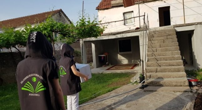 U oči blagoslovljene 27 noći mnogim porodicama uručeni paketi (FOTO)