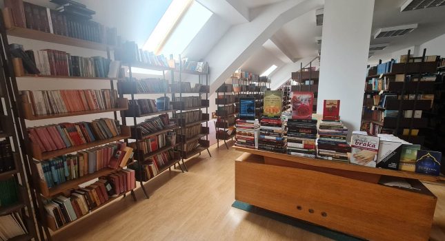 IKC PODGORICA DONIRAO PREKO 100 ISLAMSKIH KNJIGA CENTRALNOJ BIBLIOTECI U PLAVU