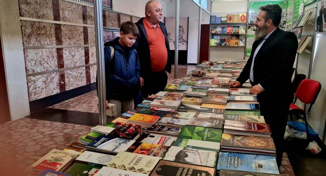 Dominantan štand Islamskog kulturnog centra Podgorica na sajmu knjiga u Nikšiću (200 fotografija)