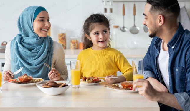 Sumnja da nije proučio bismilu prije jela, stoga je ponavlja nekoliko puta