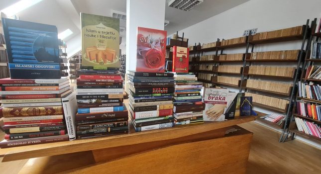 IKC PODGORICA DONIRAO PREKO 100 ISLAMSKIH KNJIGA CENTRALNOJ BIBLIOTECI U PLAVU