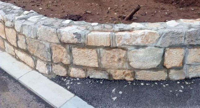 Nišani sa muslimanskog mezarja ugrađeni u ogradu hotela u Podgorici (Foto)