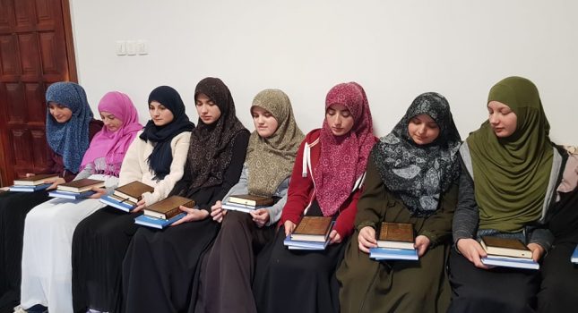 IKC Podgorica donirao Kur`ane, islamske knjige i razne islamske flajere ženskoj medresi u Rožajama