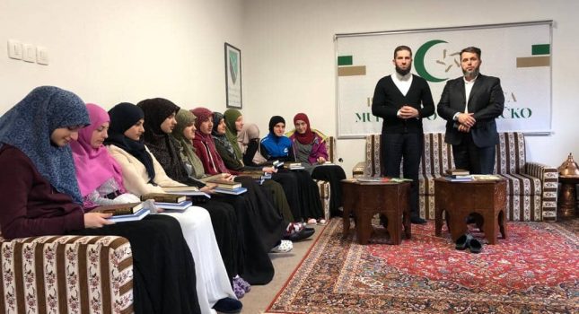 IKC Podgorica donirao Kur`ane, islamske knjige i razne islamske flajere ženskoj medresi u Rožajama