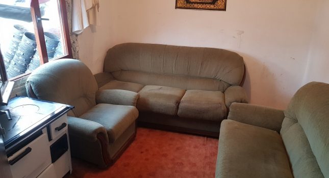 Četvrti šporet na drva, trosjed, dvosjed i fotelja za sacijalno ugroženu porodicu u Podgorici