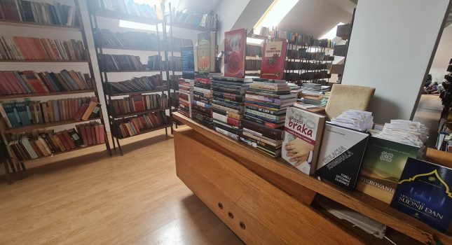 IKC PODGORICA DONIRAO PREKO 100 ISLAMSKIH KNJIGA CENTRALNOJ BIBLIOTECI U PLAVU