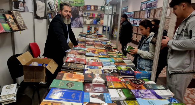 Dominantan štand Islamskog kulturnog centra Podgorica na sajmu knjiga u Nikšiću (200 fotografija)