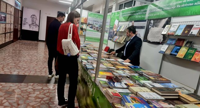 Dominantan štand Islamskog kulturnog centra Podgorica na sajmu knjiga u Nikšiću (200 fotografija)