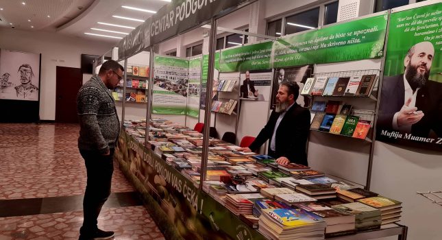 Dominantan štand Islamskog kulturnog centra Podgorica na sajmu knjiga u Nikšiću (200 fotografija)