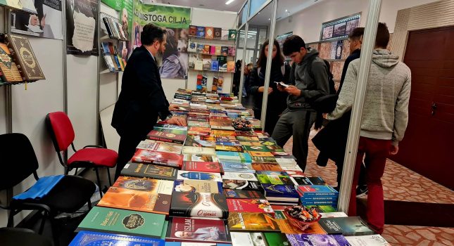 Dominantan štand Islamskog kulturnog centra Podgorica na sajmu knjiga u Nikšiću (200 fotografija)