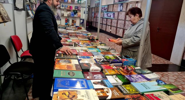 Dominantan štand Islamskog kulturnog centra Podgorica na sajmu knjiga u Nikšiću (200 fotografija)