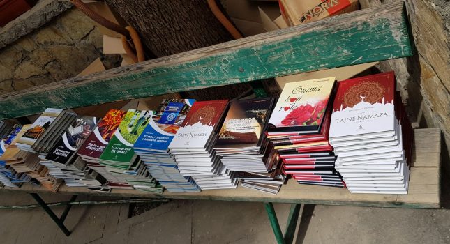 650 Naslova raznih islamskih knjiga podijeljeno na Džumi namazu u Rožajama