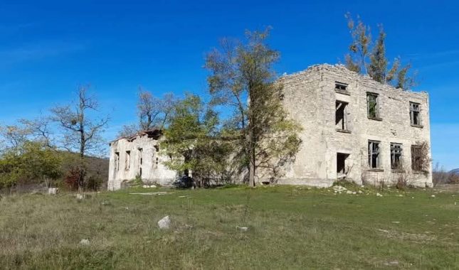 “Fabrika smrti možda više ne radi, i možda je zatvorena prije tri decenije, ali zlo iz nje — i dalje maršira”