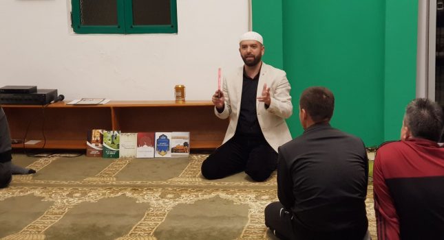 Islamski kviz-poklon knjige nakon teravih namaza u džamiji Vranj