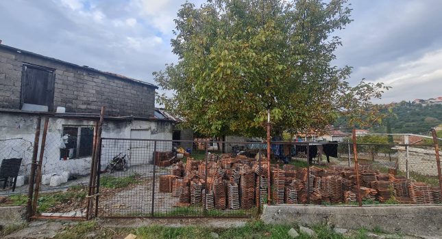 Obezbijeđen crijep za socijalno ugroženu porodicu kojoj se srušio krov