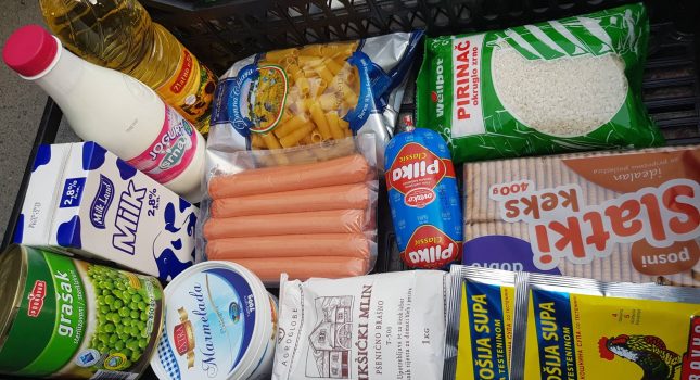 Osnovna hrana pred vratima dvedeset siromaha